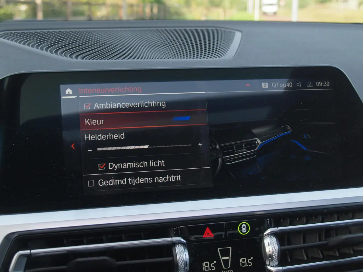 318i Business Edition | M-Pakket | Panoramadak | Trekhaak | Camera | Sfeerverlichting | Sportstoelen | NL-Auto |