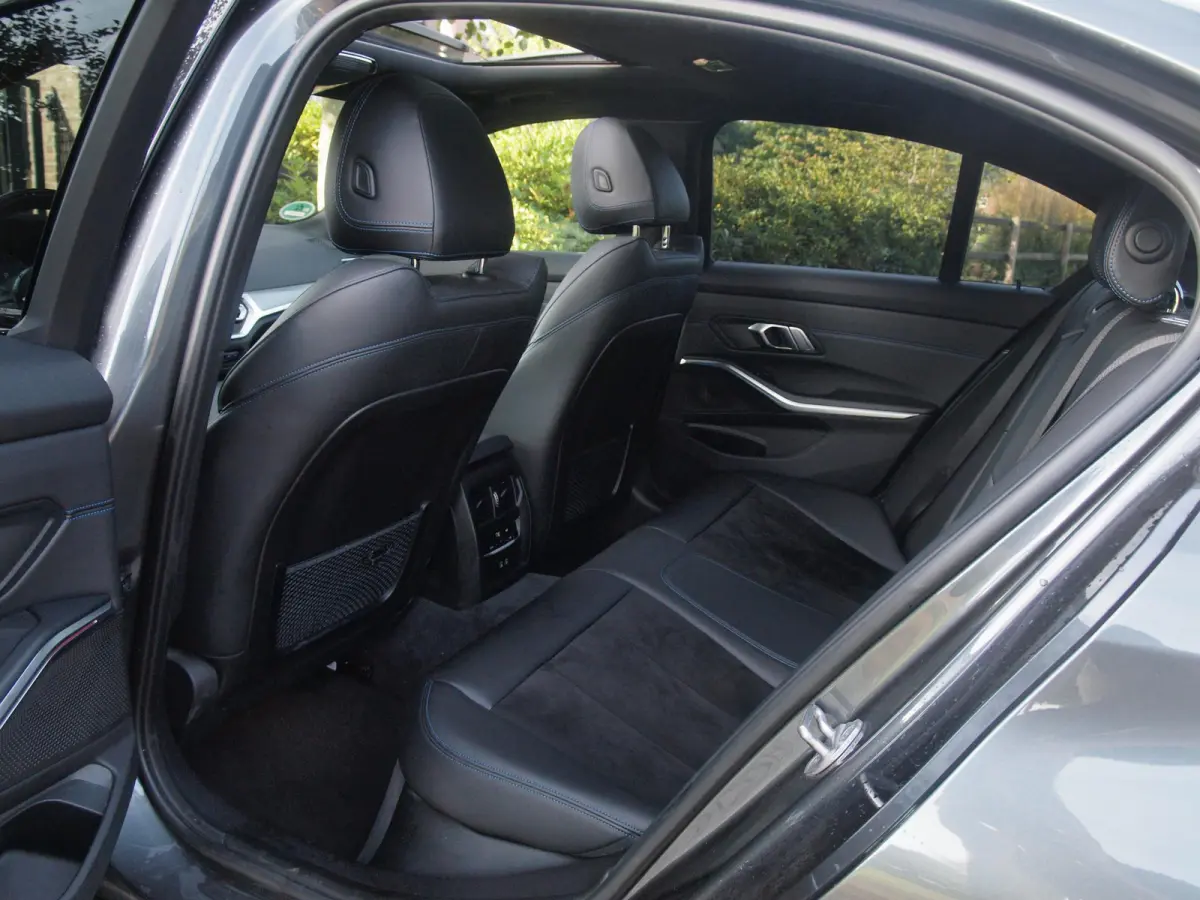 318i Business Edition | M-Pakket | Panoramadak | Trekhaak | Camera | Sfeerverlichting | Sportstoelen | NL-Auto |