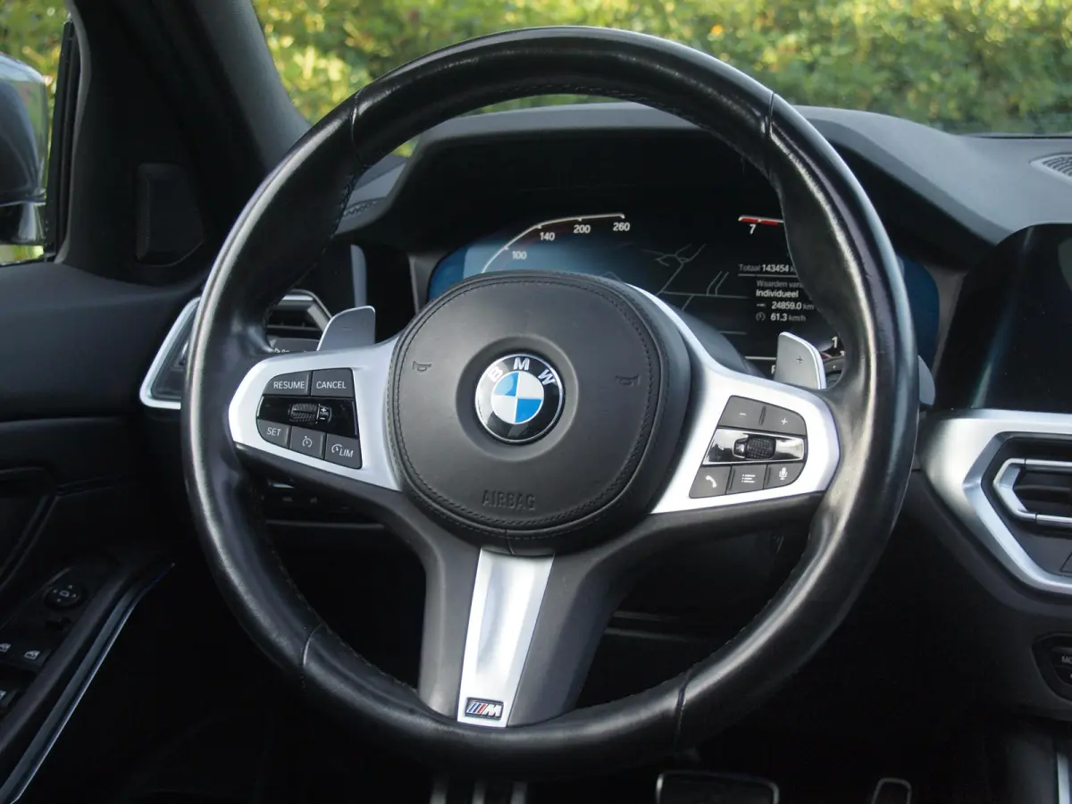 318i Business Edition | M-Pakket | Panoramadak | Trekhaak | Camera | Sfeerverlichting | Sportstoelen | NL-Auto |