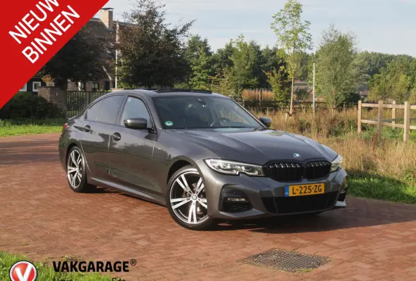 318i Business Edition | M-Pakket | Panoramadak | Trekhaak | Camera | Sfeerverlichting | Sportstoelen | NL-Auto |