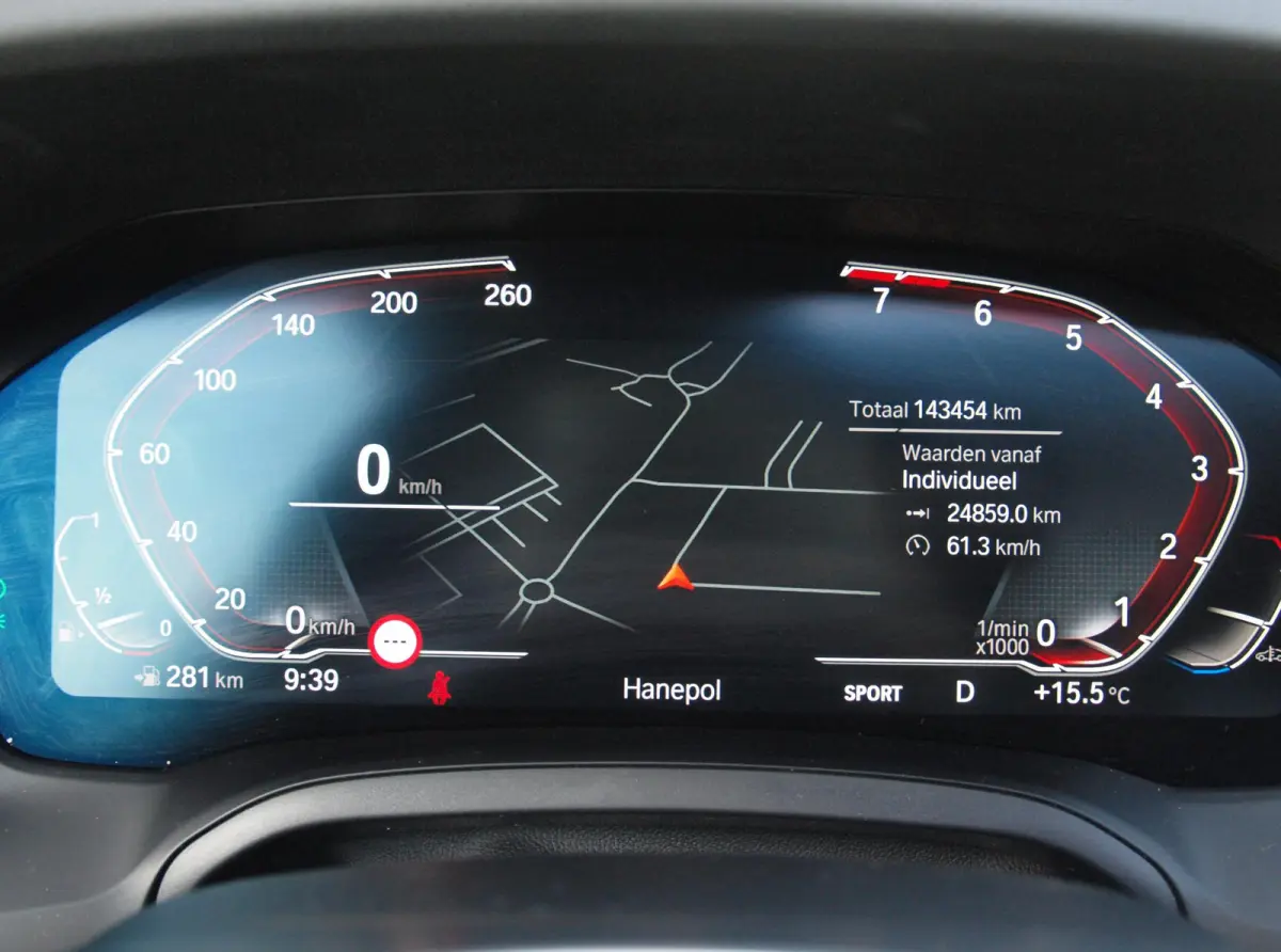 318i Business Edition | M-Pakket | Panoramadak | Trekhaak | Camera | Sfeerverlichting | Sportstoelen | NL-Auto |