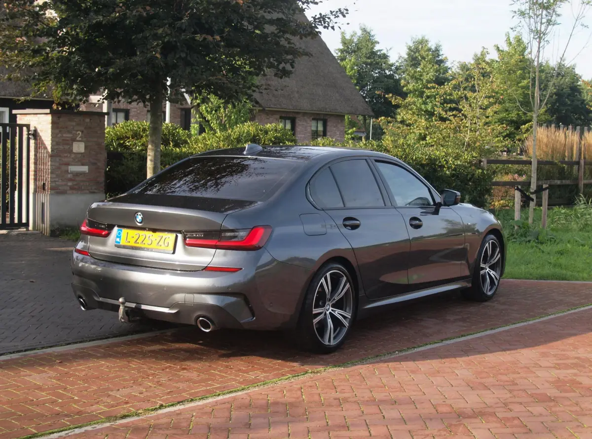318i Business Edition | M-Pakket | Panoramadak | Trekhaak | Camera | Sfeerverlichting | Sportstoelen | NL-Auto |