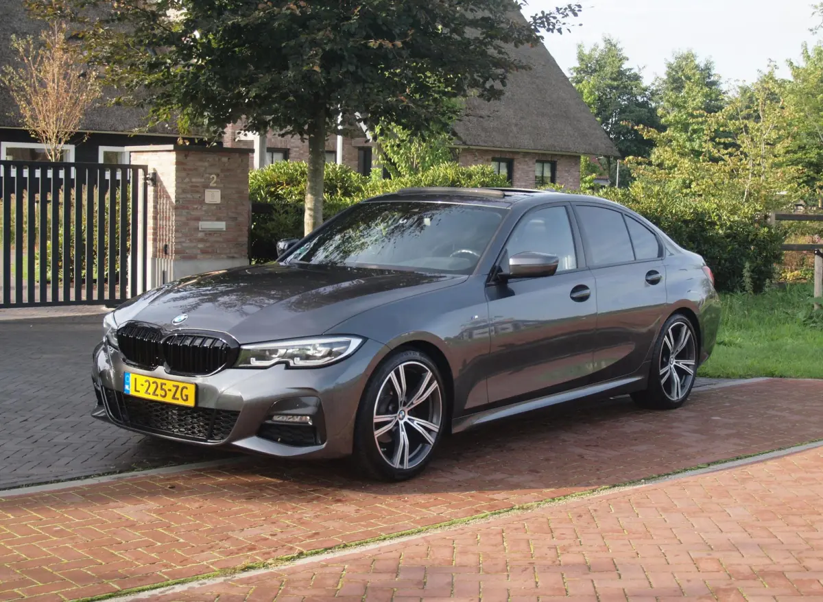 318i Business Edition | M-Pakket | Panoramadak | Trekhaak | Camera | Sfeerverlichting | Sportstoelen | NL-Auto |