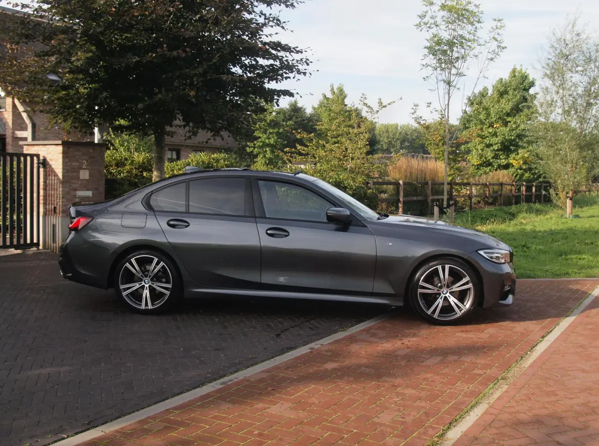 318i Business Edition | M-Pakket | Panoramadak | Trekhaak | Camera | Sfeerverlichting | Sportstoelen | NL-Auto |