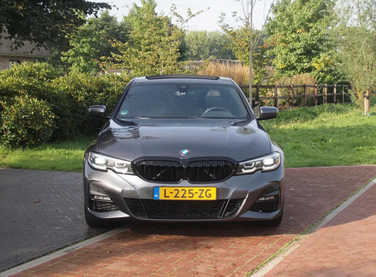 318i Business Edition | M-Pakket | Panoramadak | Trekhaak | Camera | Sfeerverlichting | Sportstoelen | NL-Auto |