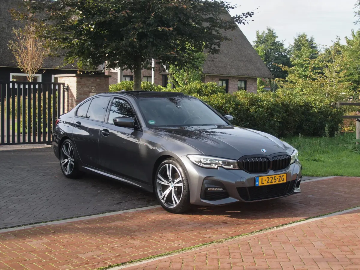 318i Business Edition | M-Pakket | Panoramadak | Trekhaak | Camera | Sfeerverlichting | Sportstoelen | NL-Auto |