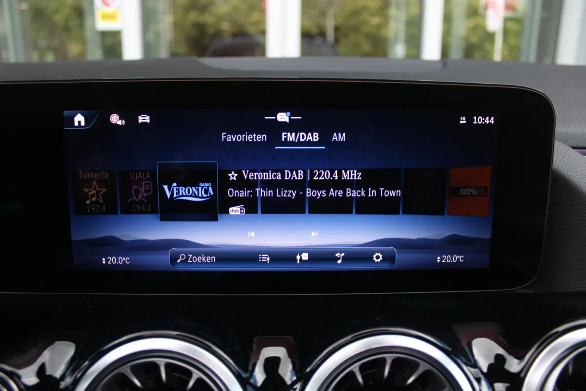 250 e AMG Line | PANORAMISCH SCHUIF/KANTEL DAK | SFEER VERLICHTING | ELEKTRISCH BEDIENBARE VOORSTOELEN MET GEHEUGENFUNCTIE EN "ZITKINEMATICA" | DRAADLOZE APPLE CARPLAY/ANDROID AUTO | NIGHT P