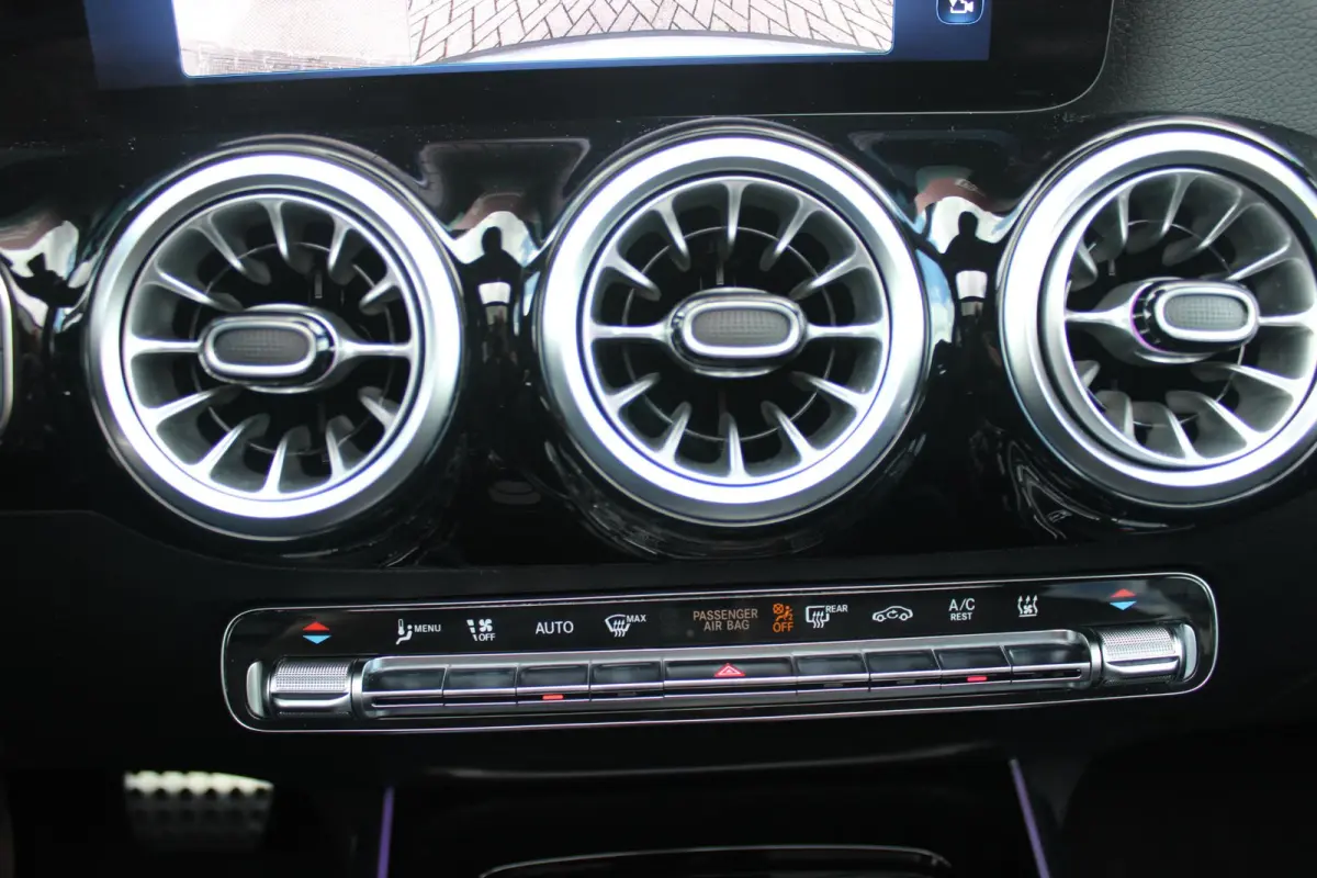 250 e AMG Line | PANORAMISCH SCHUIF/KANTEL DAK | SFEER VERLICHTING | ELEKTRISCH BEDIENBARE VOORSTOELEN MET GEHEUGENFUNCTIE EN "ZITKINEMATICA" | DRAADLOZE APPLE CARPLAY/ANDROID AUTO | NIGHT P