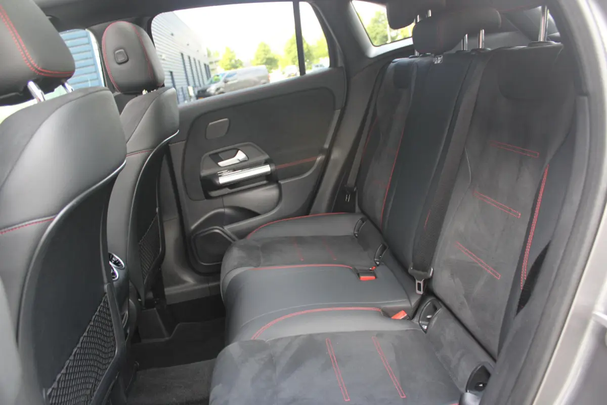 250 e AMG Line | PANORAMISCH SCHUIF/KANTEL DAK | SFEER VERLICHTING | ELEKTRISCH BEDIENBARE VOORSTOELEN MET GEHEUGENFUNCTIE EN "ZITKINEMATICA" | DRAADLOZE APPLE CARPLAY/ANDROID AUTO | NIGHT P