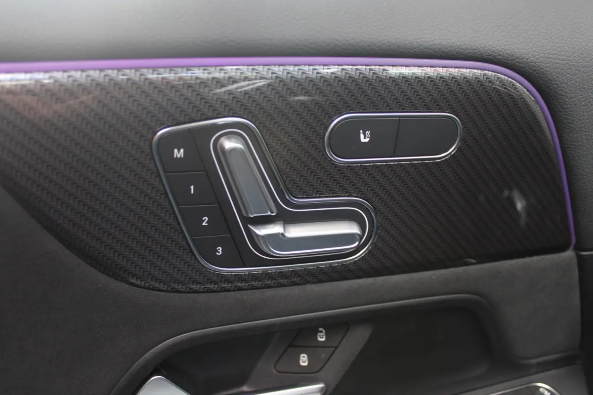 250 e AMG Line | PANORAMISCH SCHUIF/KANTEL DAK | SFEER VERLICHTING | ELEKTRISCH BEDIENBARE VOORSTOELEN MET GEHEUGENFUNCTIE EN "ZITKINEMATICA" | DRAADLOZE APPLE CARPLAY/ANDROID AUTO | NIGHT P