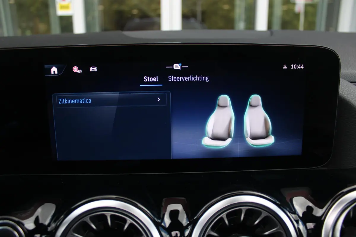 250 e AMG Line | PANORAMISCH SCHUIF/KANTEL DAK | SFEER VERLICHTING | ELEKTRISCH BEDIENBARE VOORSTOELEN MET GEHEUGENFUNCTIE EN "ZITKINEMATICA" | DRAADLOZE APPLE CARPLAY/ANDROID AUTO | NIGHT P