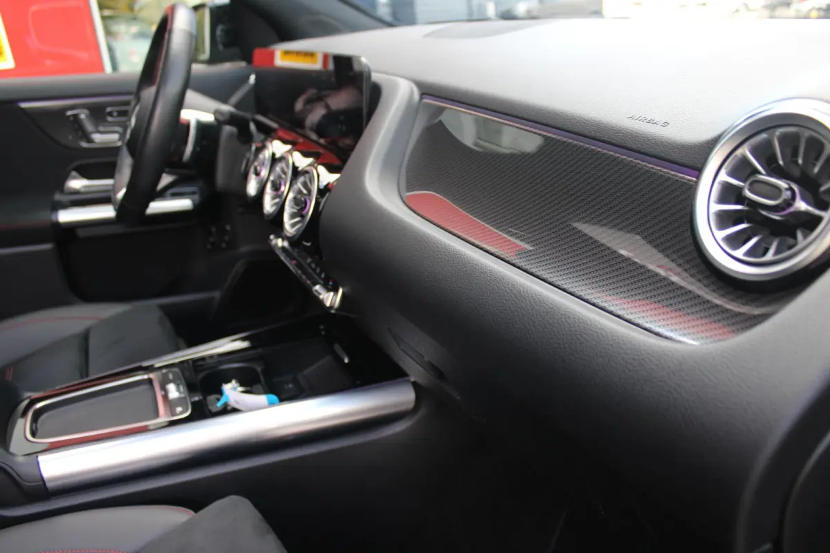 250 e AMG Line | PANORAMISCH SCHUIF/KANTEL DAK | SFEER VERLICHTING | ELEKTRISCH BEDIENBARE VOORSTOELEN MET GEHEUGENFUNCTIE EN "ZITKINEMATICA" | DRAADLOZE APPLE CARPLAY/ANDROID AUTO | NIGHT P