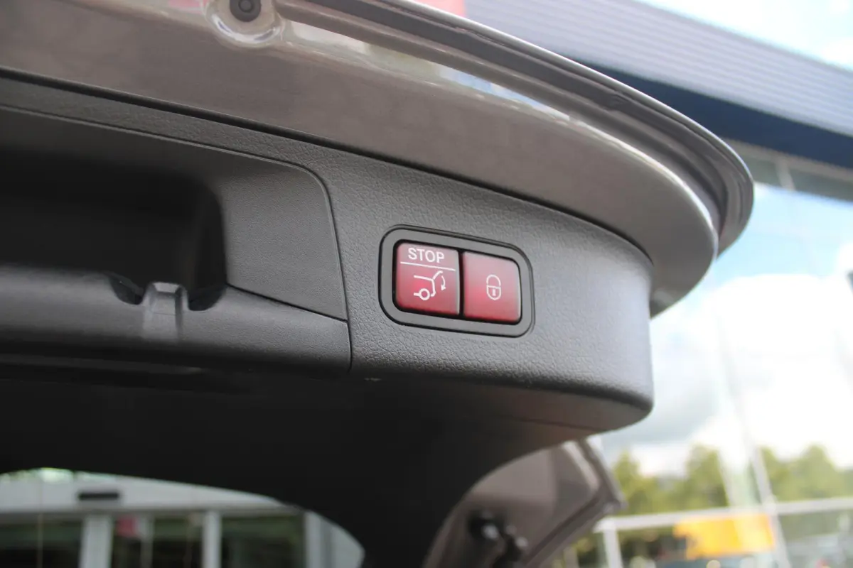 250 e AMG Line | PANORAMISCH SCHUIF/KANTEL DAK | SFEER VERLICHTING | ELEKTRISCH BEDIENBARE VOORSTOELEN MET GEHEUGENFUNCTIE EN "ZITKINEMATICA" | DRAADLOZE APPLE CARPLAY/ANDROID AUTO | NIGHT P