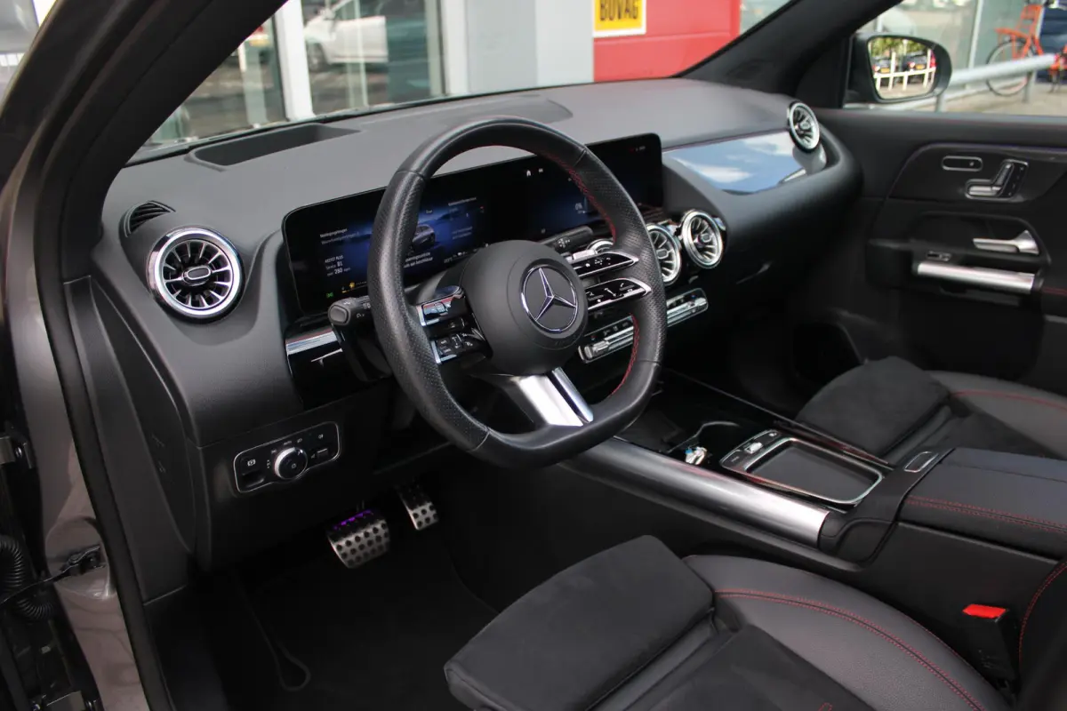 250 e AMG Line | PANORAMISCH SCHUIF/KANTEL DAK | SFEER VERLICHTING | ELEKTRISCH BEDIENBARE VOORSTOELEN MET GEHEUGENFUNCTIE EN "ZITKINEMATICA" | DRAADLOZE APPLE CARPLAY/ANDROID AUTO | NIGHT P
