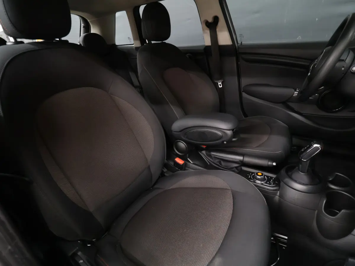 1.5 Cooper [APPLE CARPLAY, ANDROID, CRUISE CONTROL, LEDEREN STUUR, AIRCO, MULTIFUNCTIONEEL STUUR, NAVIGATIE, NIEUWSTAAT]