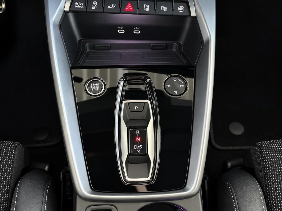 40 TFSI e 204pk Automaat S-Line edition Comfort pakket Plus Lichtmetalen Velgen 18" Matrix Led Parkeer sensoren Camera Cruise Control Adaptive Navigatie Apple Carplay/Android Auto
