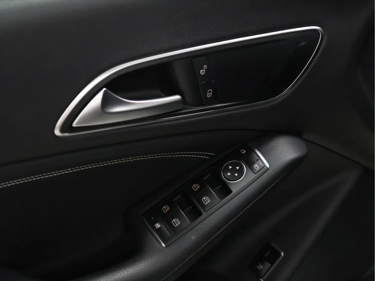 180 Ambition [CRUISE CONTROL, PDC V+A, NAVIGATIE, BLUETOOTH, AIRCO, RADIO, LED, LEDER, NIEUWSTAAT]