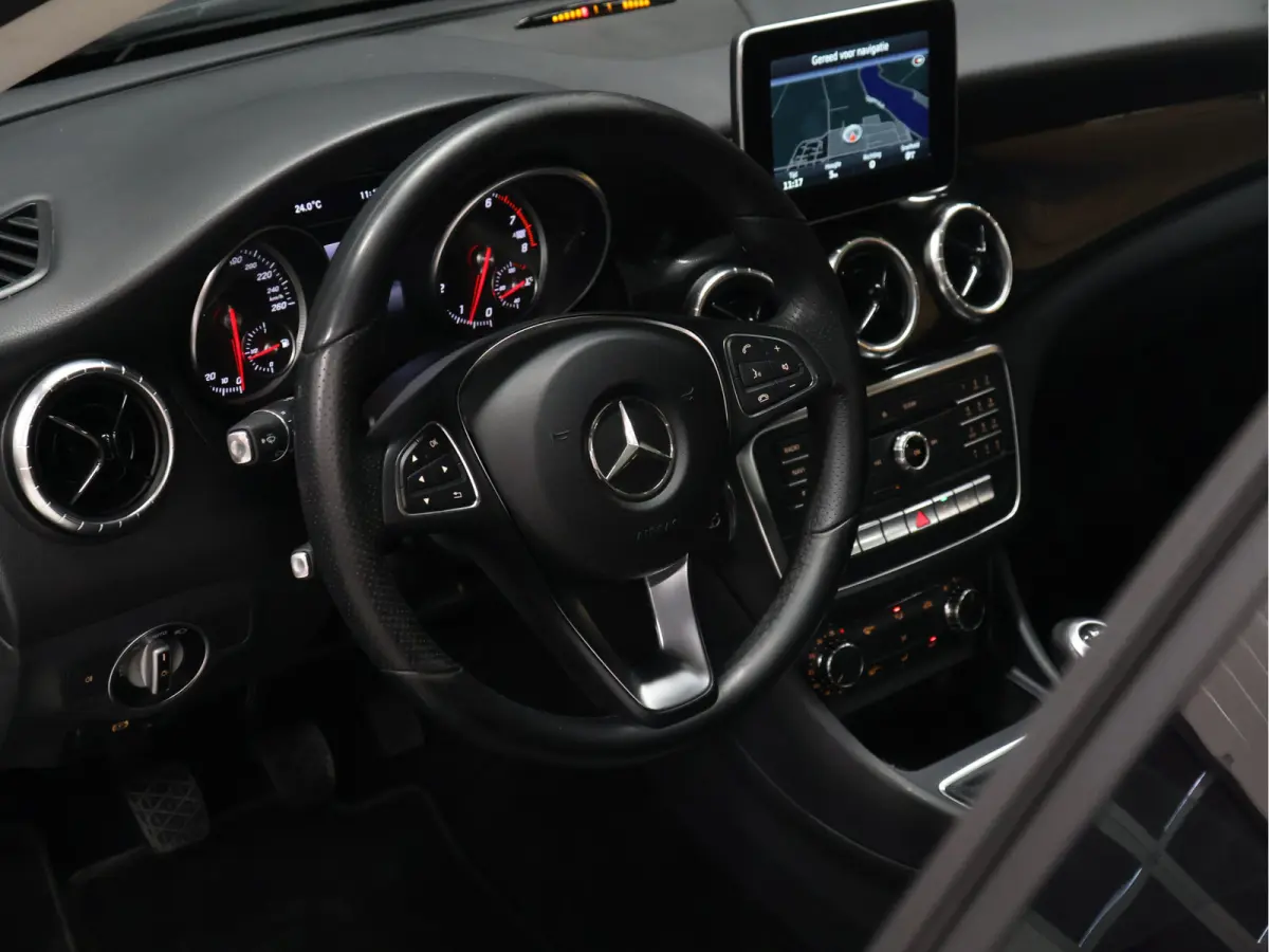 180 Ambition [CRUISE CONTROL, PDC V+A, NAVIGATIE, BLUETOOTH, AIRCO, RADIO, LED, LEDER, NIEUWSTAAT]