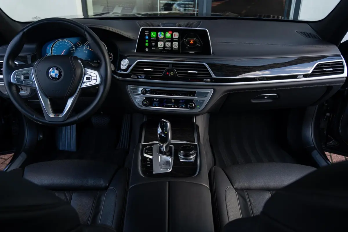 750i 4.4 V8 xDrive M-Sport|2e Eig|AchterasBesturing|Bowers & Wilkins|Massage|SoftClose|Trekhaak|CarPlay|Laser|Dealer Onderhouden