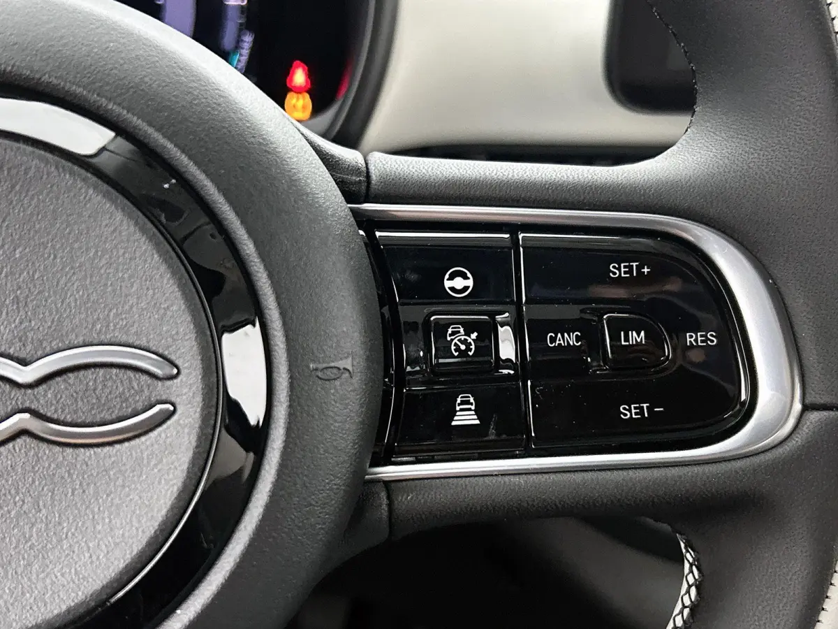 118pk La Prima 42 kWh Automaat | Soft Top | Navigatie | Climate Control | Adaptieve Cruise Control | Achteruitrijcamera | Dodehoekdetectie | 17" Lichtmetalen Velgen | Apple Carplay/Android A