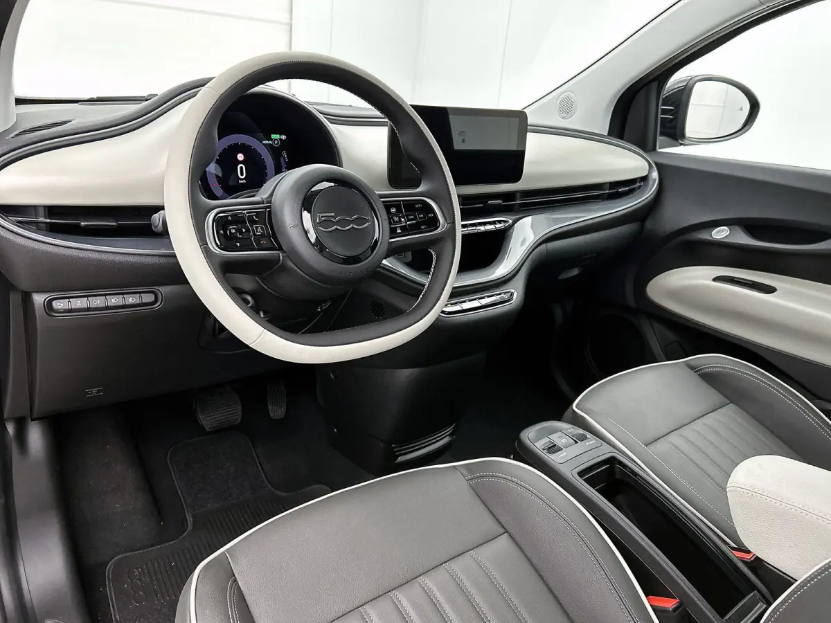 118pk La Prima 42 kWh Automaat | Soft Top | Navigatie | Climate Control | Adaptieve Cruise Control | Achteruitrijcamera | Dodehoekdetectie | 17" Lichtmetalen Velgen | Apple Carplay/Android A