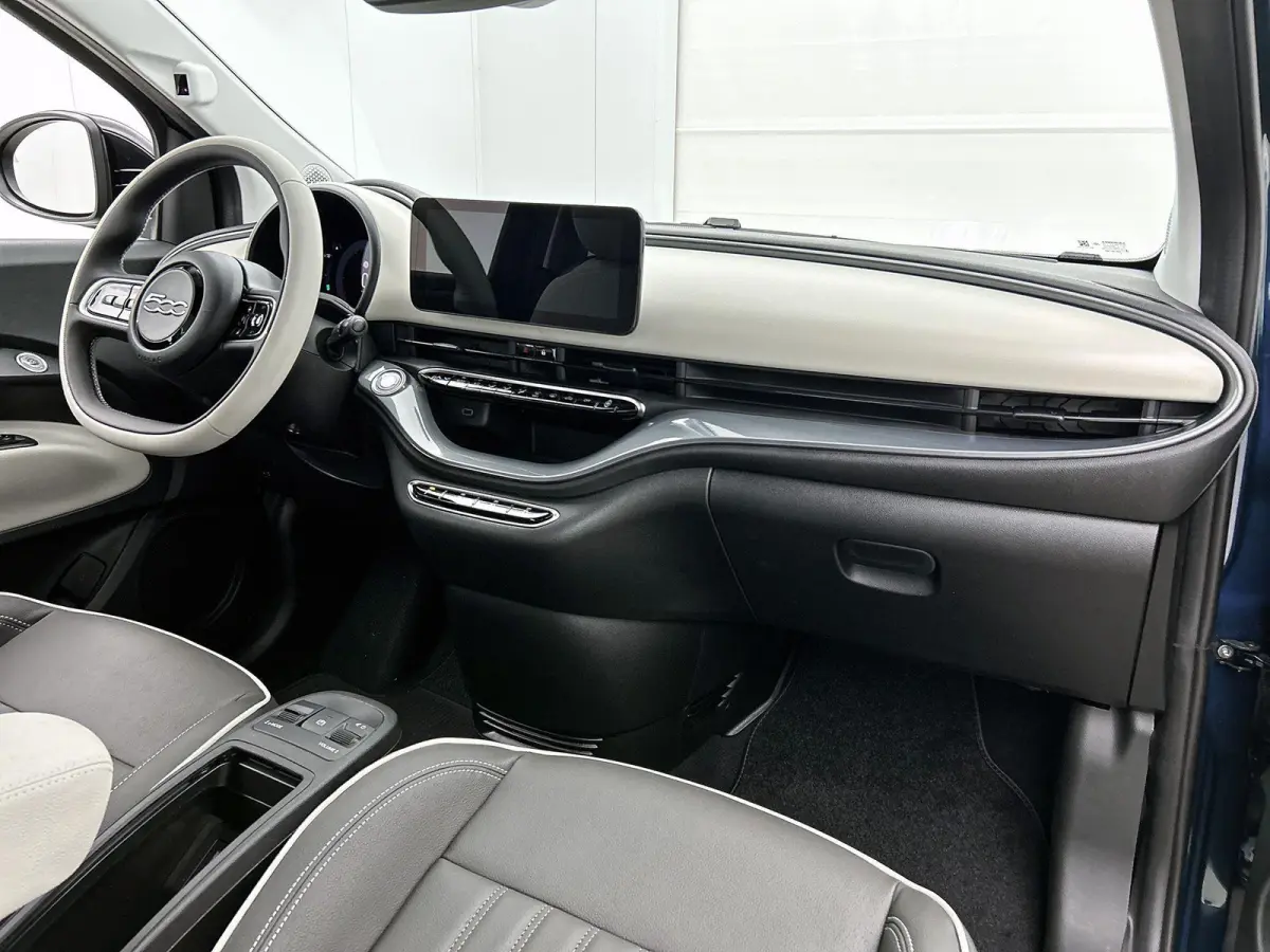 118pk La Prima 42 kWh Automaat | Soft Top | Navigatie | Climate Control | Adaptieve Cruise Control | Achteruitrijcamera | Dodehoekdetectie | 17" Lichtmetalen Velgen | Apple Carplay/Android A