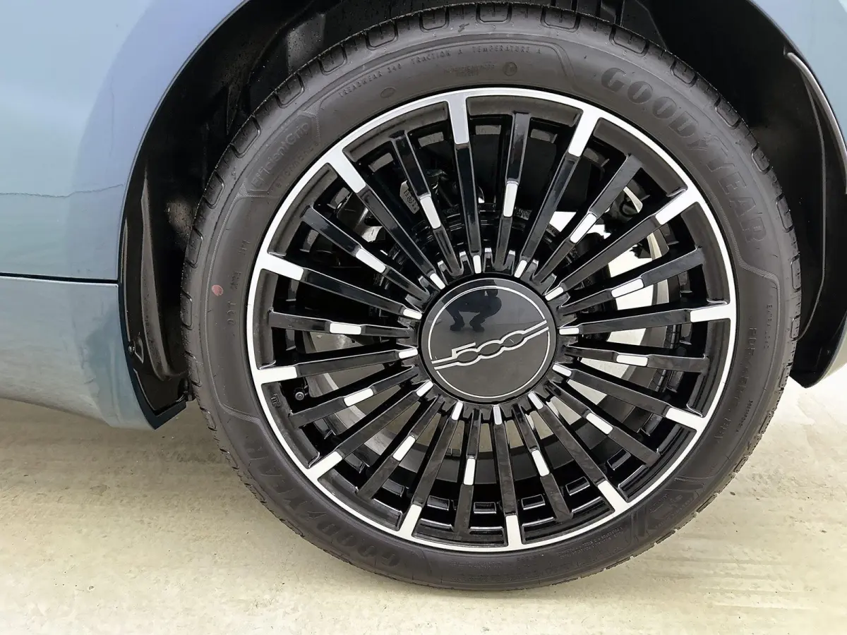118pk La Prima 42 kWh Automaat | Soft Top | Navigatie | Climate Control | Adaptieve Cruise Control | Achteruitrijcamera | Dodehoekdetectie | 17" Lichtmetalen Velgen | Apple Carplay/Android A