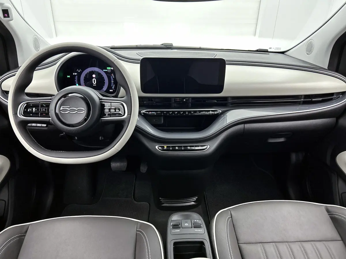 118pk La Prima 42 kWh Automaat | Soft Top | Navigatie | Climate Control | Adaptieve Cruise Control | Achteruitrijcamera | Dodehoekdetectie | 17" Lichtmetalen Velgen | Apple Carplay/Android A
