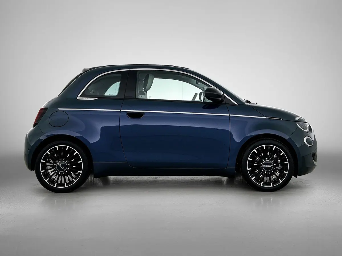 118pk La Prima 42 kWh Automaat | Soft Top | Navigatie | Climate Control | Adaptieve Cruise Control | Achteruitrijcamera | Dodehoekdetectie | 17" Lichtmetalen Velgen | Apple Carplay/Android A