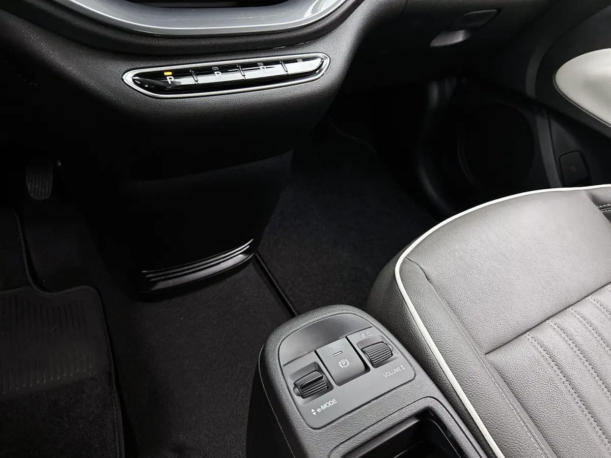 118pk La Prima 42 kWh Automaat | Soft Top | Navigatie | Climate Control | Adaptieve Cruise Control | Achteruitrijcamera | Dodehoekdetectie | 17" Lichtmetalen Velgen | Apple Carplay/Android A