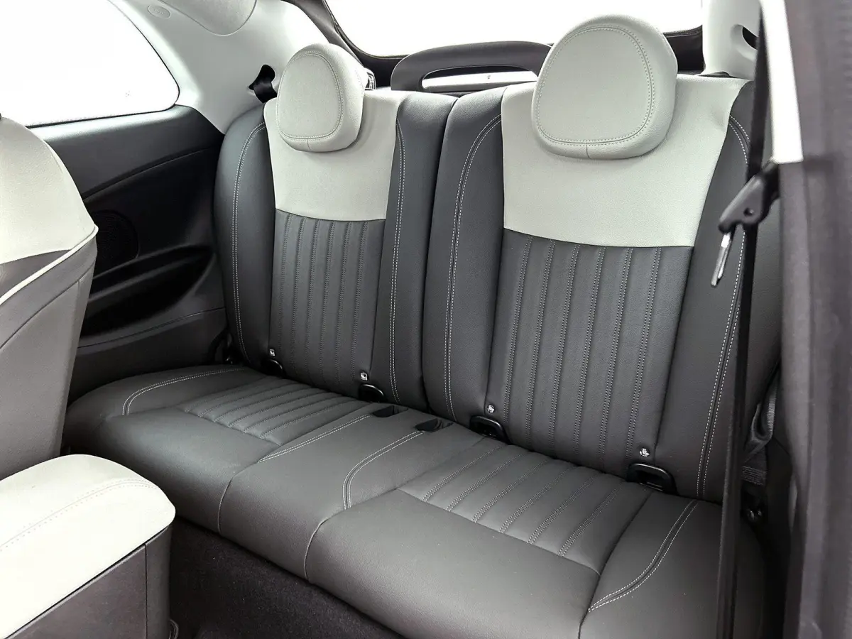 118pk La Prima 42 kWh Automaat | Soft Top | Navigatie | Climate Control | Adaptieve Cruise Control | Achteruitrijcamera | Dodehoekdetectie | 17" Lichtmetalen Velgen | Apple Carplay/Android A
