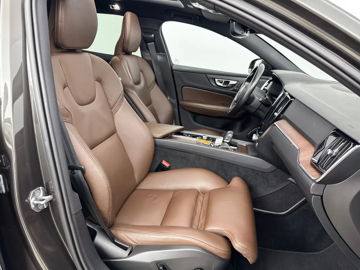 B5 AWD Pro | 19" | Trekhaak | Panoramadak | Head-Up | 360 Camera | Elektr. verst. Stoelen | Full LED | Harman Kardon
