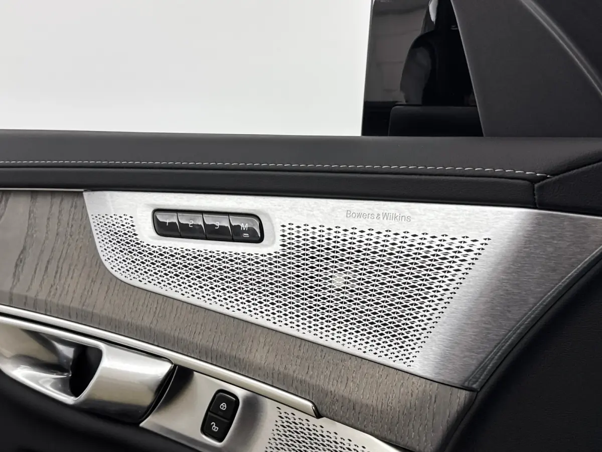 T8 Recharge Ultra Dark | 21" | Luchtvering | Bowers & Wilkins | Trekhaak | Geventileerd Nappa | Stoelmassage | Panoramadak | Head-Up | 360 Camera | Gelaagd Glas