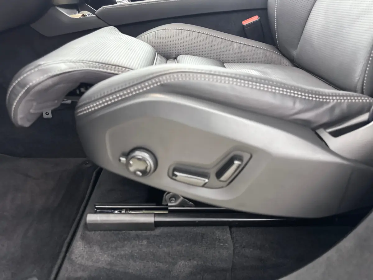 T8 Recharge Ultra Dark | 21" | Luchtvering | Bowers & Wilkins | Trekhaak | Geventileerd Nappa | Stoelmassage | Panoramadak | Head-Up | 360 Camera | Gelaagd Glas