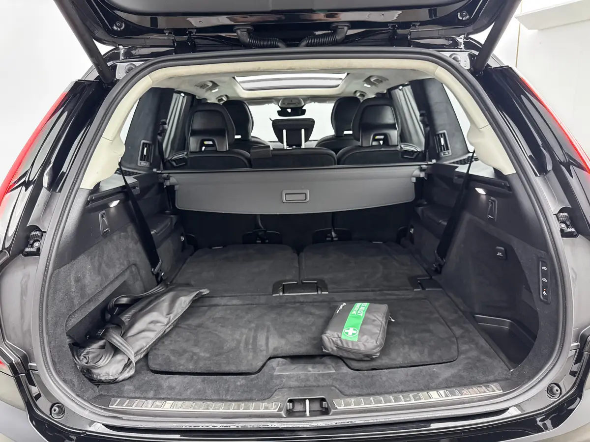 T8 Recharge Ultra Dark | 21" | Luchtvering | Bowers & Wilkins | Trekhaak | Geventileerd Nappa | Stoelmassage | Panoramadak | Head-Up | 360 Camera | Gelaagd Glas