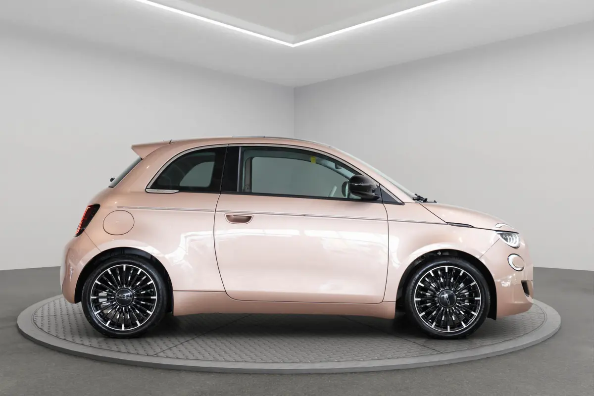 1.0 Hybrid La Prima | Tot 8 Jaar Garantie | Camera | Panoramadak | Lederen bekleding | Navigatie | Apple Carplay & Android Auto | Keyless |