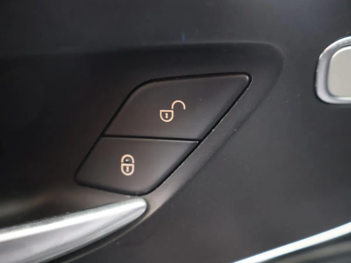 114 CDI | AUT. | L2 LANG | DUBBELE CABINE | TREKHAAK | LM VELGEN | 5-ZITS | NAVIGATIE | PARKEERCAMERA | STOELVERWARMING | LED KOPLAMPEN |