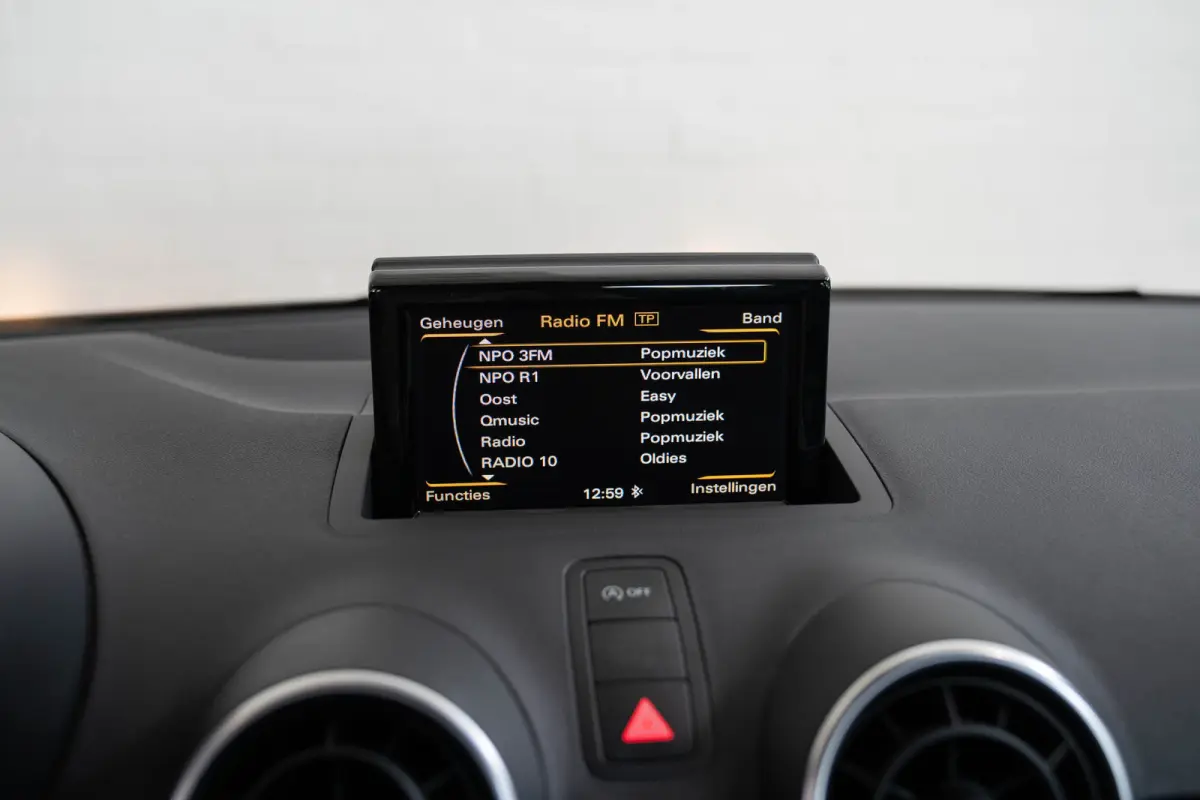 1.0 TFSI Automaat Adrenalin | Parkeersensoren | Navigatie | Cruise Controle | Bluetooth | 17 inch Lichtmetalen velgen |