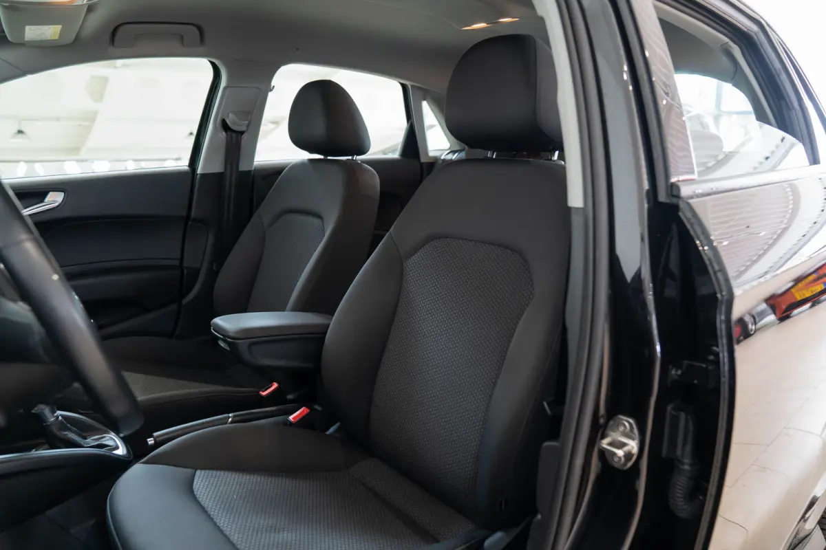 1.0 TFSI Automaat Adrenalin | Parkeersensoren | Navigatie | Cruise Controle | Bluetooth | 17 inch Lichtmetalen velgen |