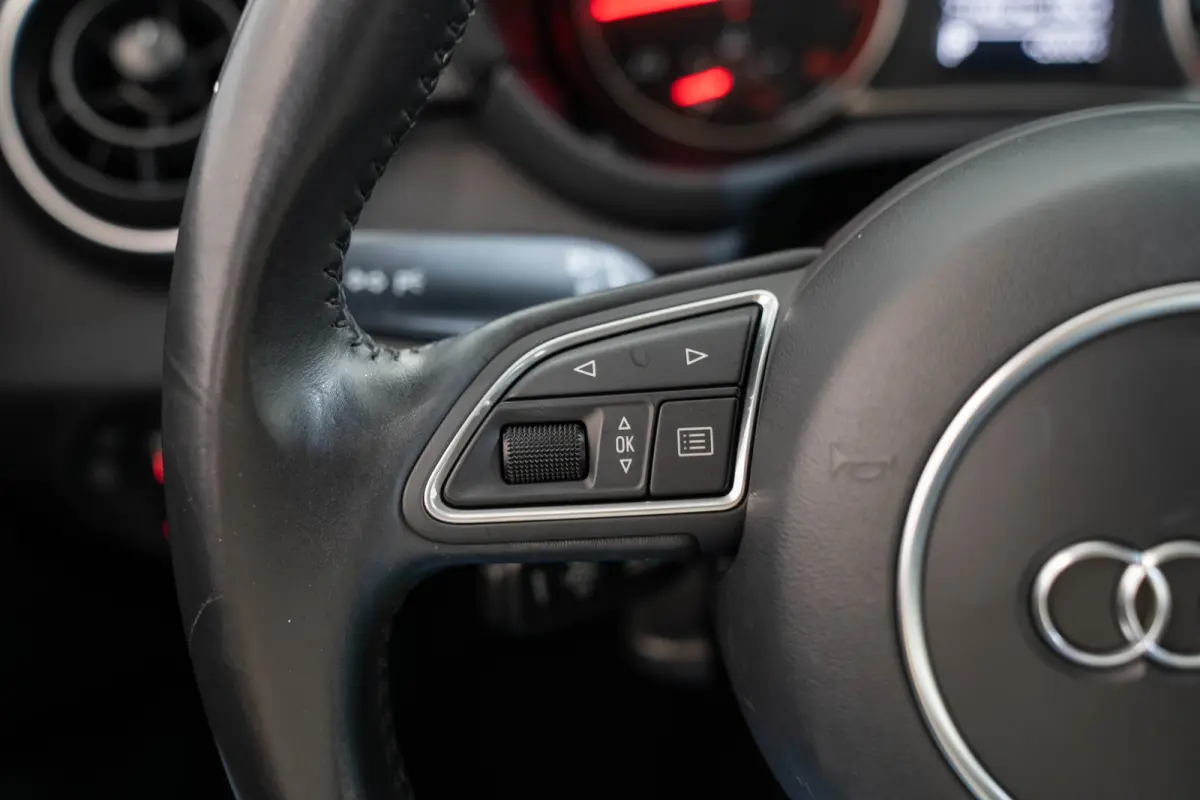 1.0 TFSI Automaat Adrenalin | Parkeersensoren | Navigatie | Cruise Controle | Bluetooth | 17 inch Lichtmetalen velgen |