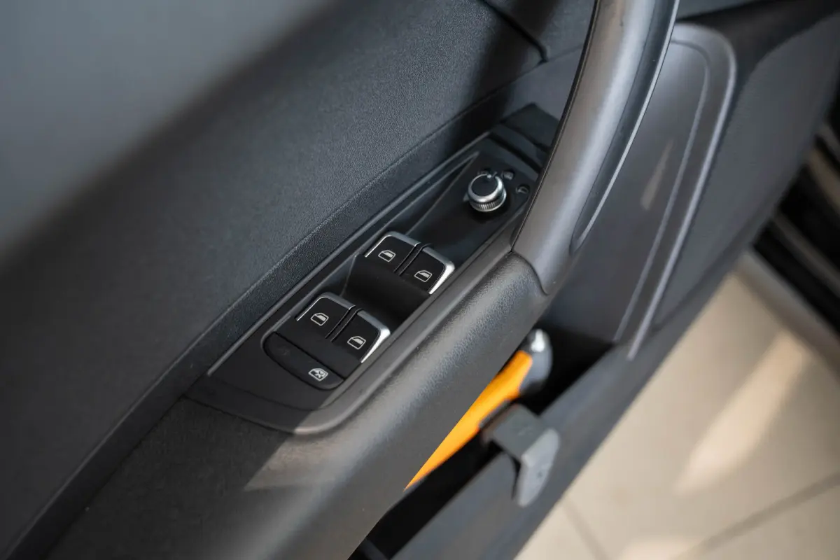 1.0 TFSI Automaat Adrenalin | Parkeersensoren | Navigatie | Cruise Controle | Bluetooth | 17 inch Lichtmetalen velgen |