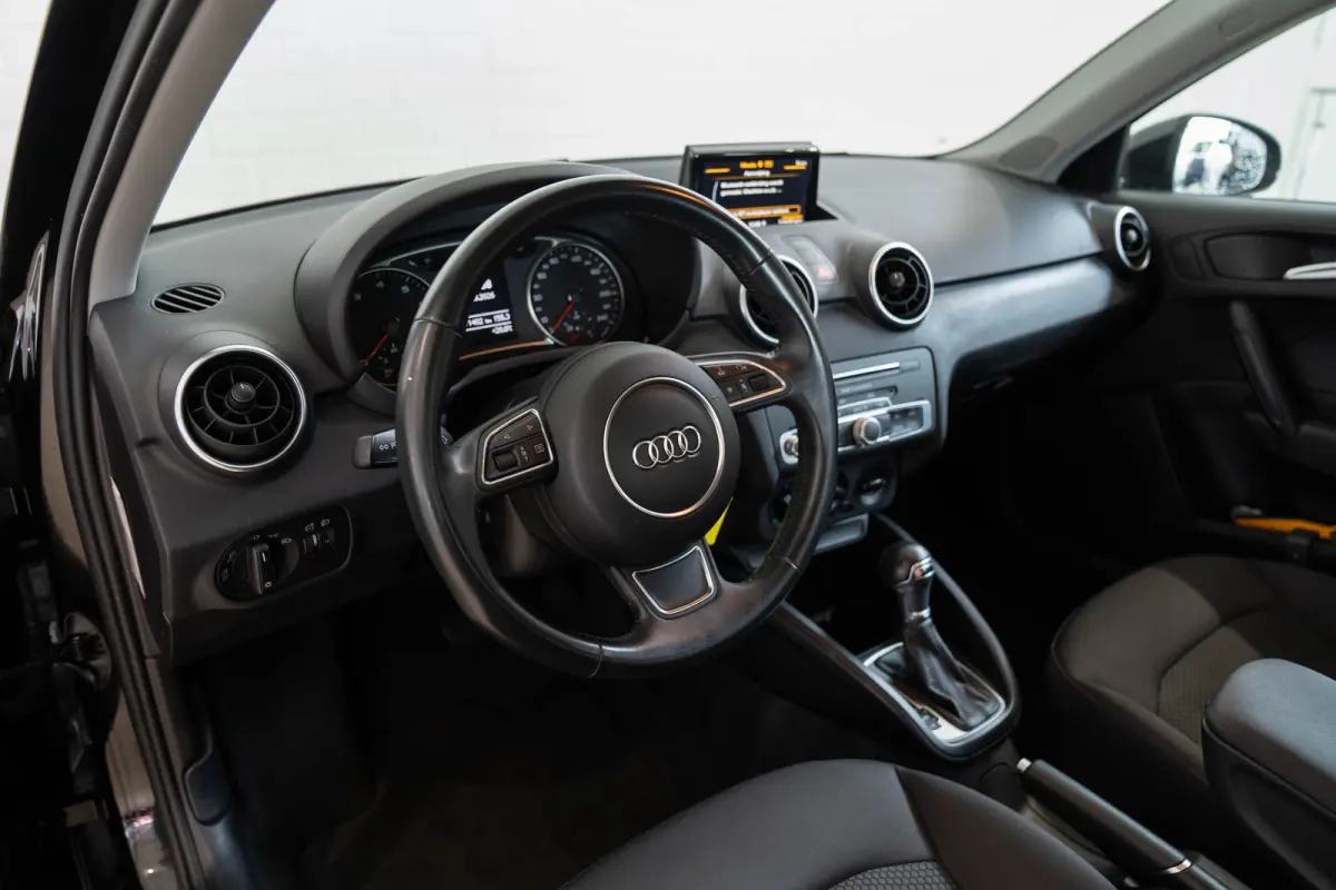 1.0 TFSI Automaat Adrenalin | Parkeersensoren | Navigatie | Cruise Controle | Bluetooth | 17 inch Lichtmetalen velgen |