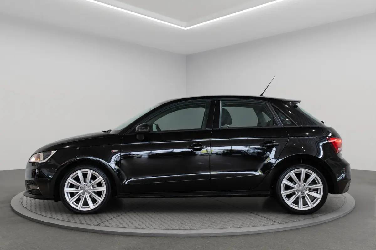 1.0 TFSI Automaat Adrenalin | Parkeersensoren | Navigatie | Cruise Controle | Bluetooth | 17 inch Lichtmetalen velgen |