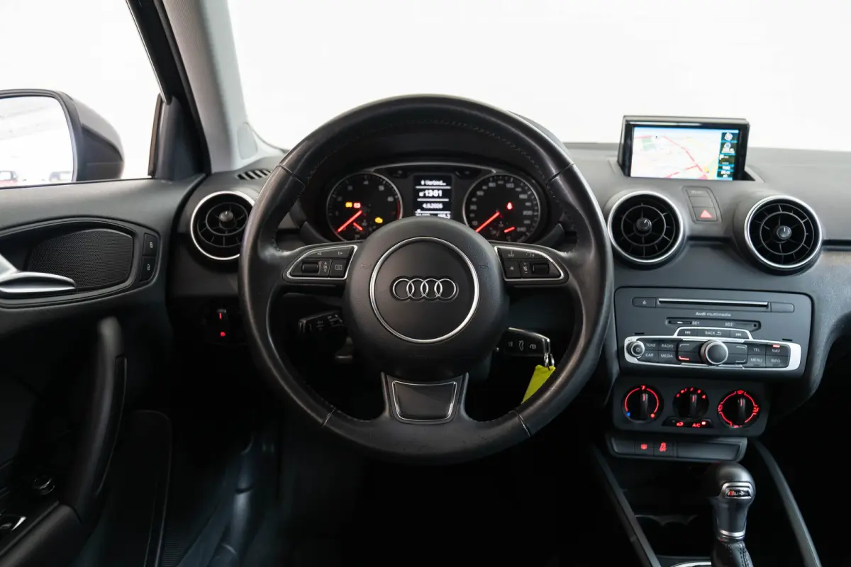 1.0 TFSI Automaat Adrenalin | Parkeersensoren | Navigatie | Cruise Controle | Bluetooth | 17 inch Lichtmetalen velgen |