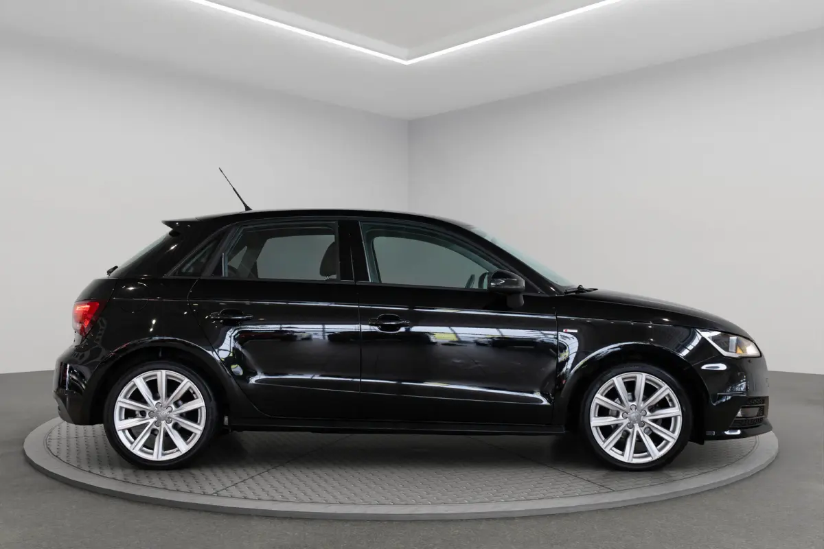 1.0 TFSI Automaat Adrenalin | Parkeersensoren | Navigatie | Cruise Controle | Bluetooth | 17 inch Lichtmetalen velgen |