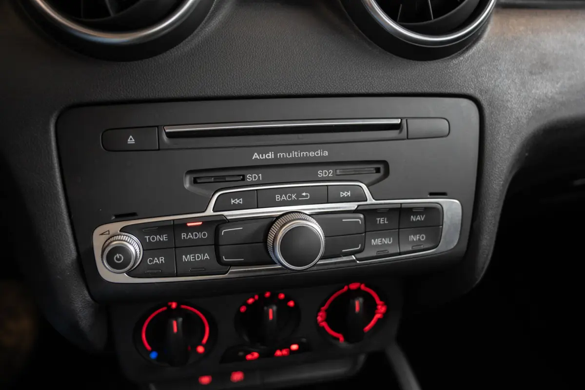1.0 TFSI Automaat Adrenalin | Parkeersensoren | Navigatie | Cruise Controle | Bluetooth | 17 inch Lichtmetalen velgen |