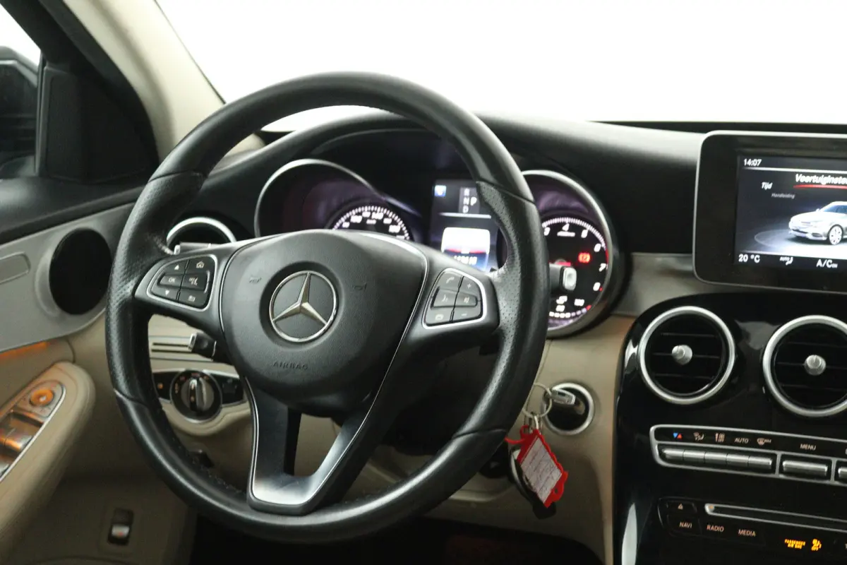 180 Business Solution AMG (TREKHAAK, SFEERVERLICHTING, STOELVERWARMING, ELEKTR STOELEN, CRUISE CONTROL)