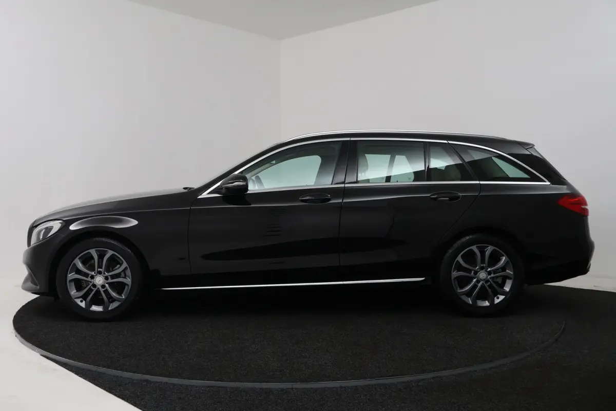 180 Business Solution AMG (TREKHAAK, SFEERVERLICHTING, STOELVERWARMING, ELEKTR STOELEN, CRUISE CONTROL)