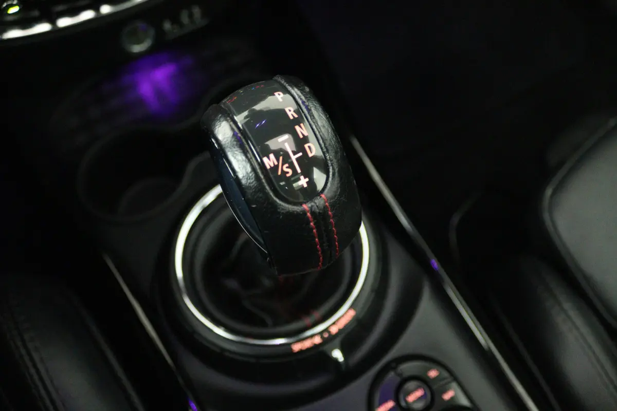 2.0 Cooper S Chili Serious Business (PANORAMADAK, STOELVERWARMING, SFEERVERLICHTING, PARKEERSENSOREN)