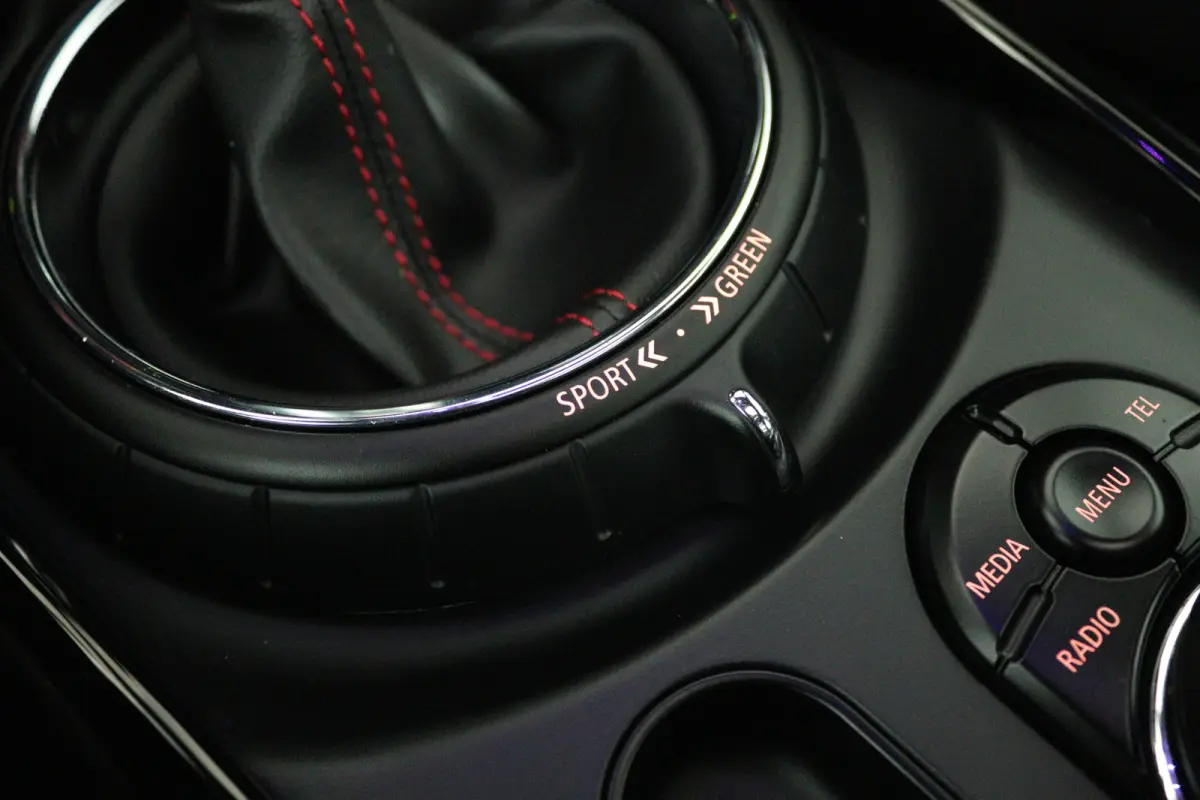2.0 Cooper S Chili Serious Business (PANORAMADAK, STOELVERWARMING, SFEERVERLICHTING, PARKEERSENSOREN)